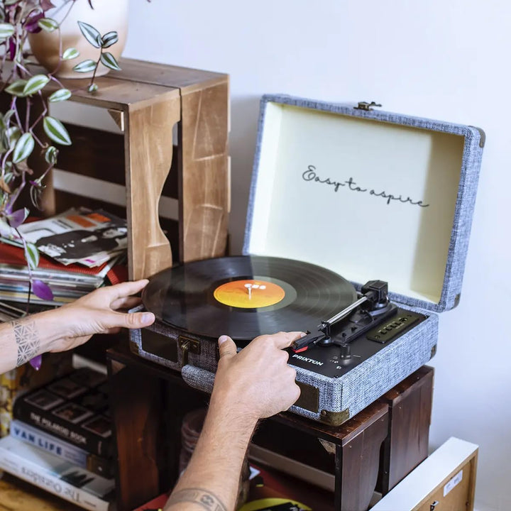 PRIXTON - VC400 Vintage-Vinyl-Plattenspieler | Vinyl-Player & Konverter über Bluetooth & USB | 2 ein