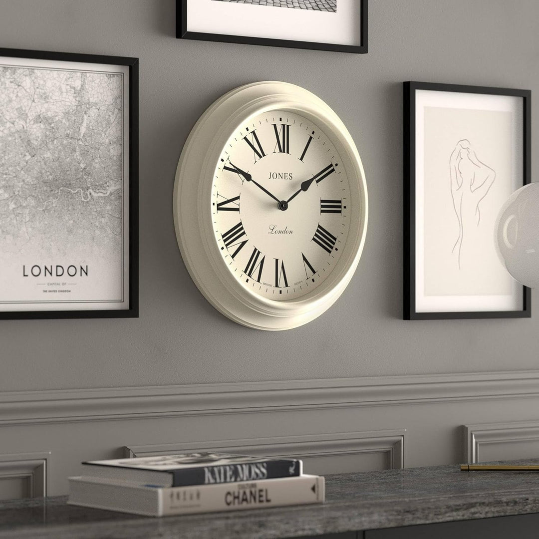 JONES CLOCKS® Supper Club Wanduhr | Grosse Klassische runde Uhr | 40cm | Helle Creme | Römische Ziff
