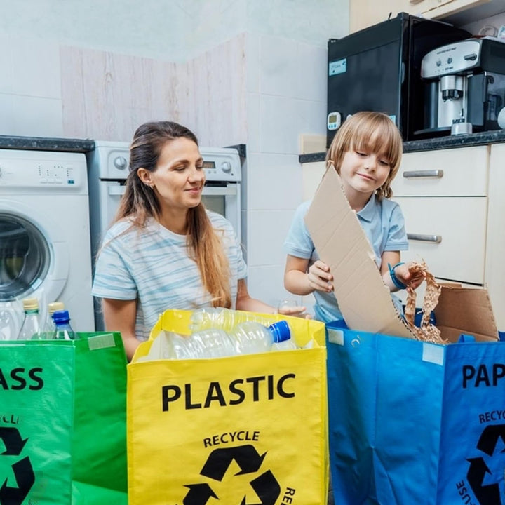 Bereiten Sie Tvaschen, Satz 3, Plvastik, Glas, Papier auf Recycling-Taschen, Recycling-Taschen