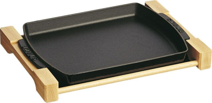 Staub Teller mit Holzunterlage, rechteckig (33 x 23 cm, 1 L) schwarz