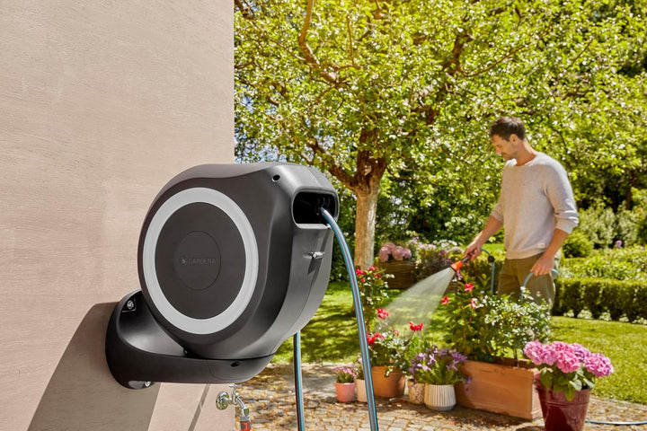 Gardena Wand-Schlauchbox RollUp M 20 m: Flexible Bewässerung für mittelgrosse Gärten, schwenkbare Sc