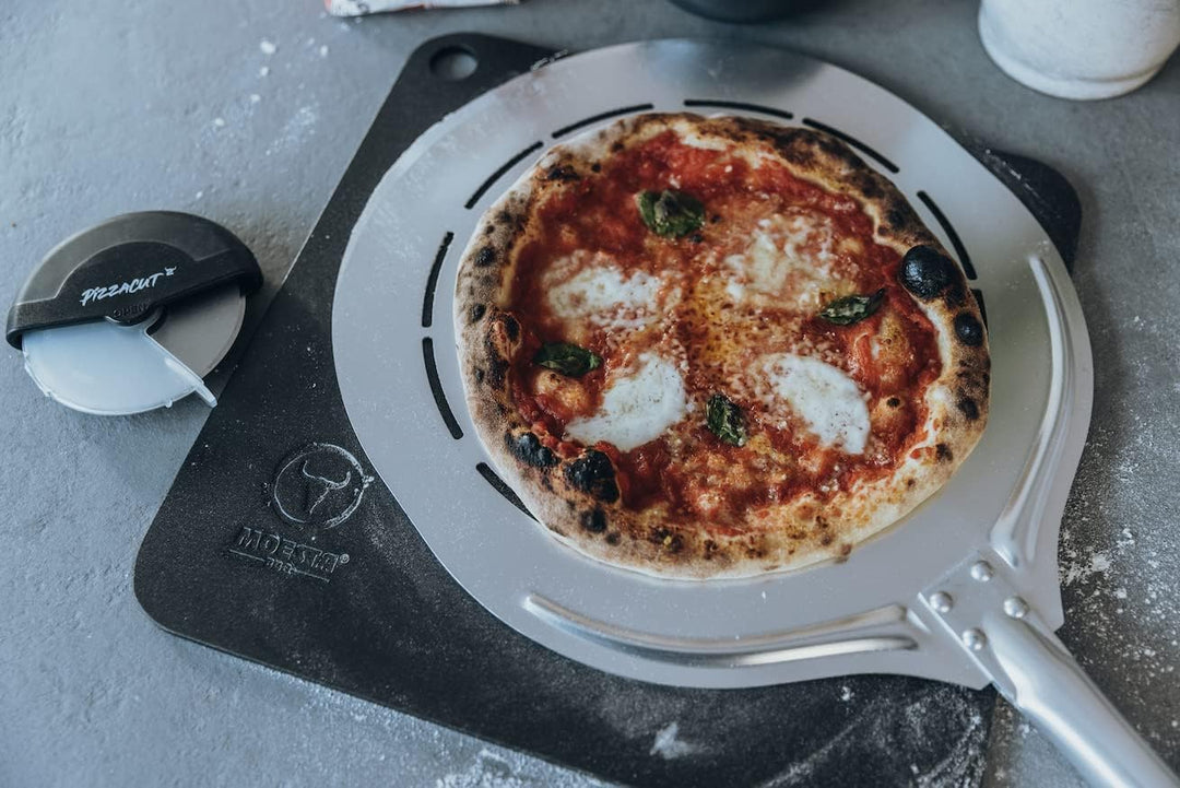 MOESTA-BBQ 19522 Pizzaschieber No. 2 – Aluminium-Pizzaschaufel gelocht mit Holzgriff – Pizzabacken w