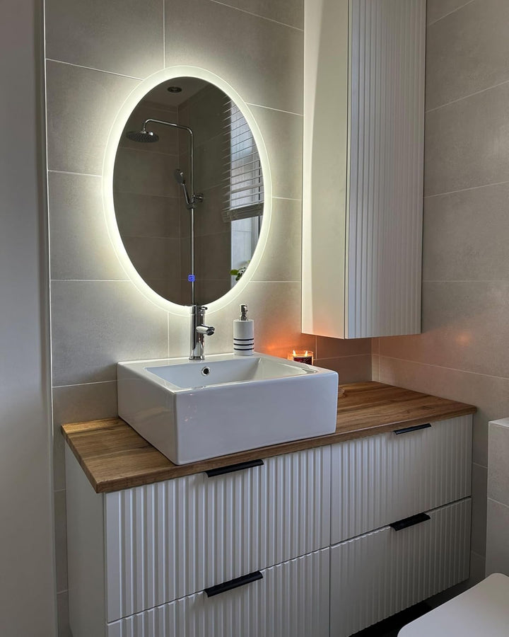 Beliani Badspiegel oval Silber 80 x 60 cm mit Antibeschlagsystem LED-Beleuchtung