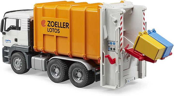 bruder 03762 - Man TGS Hecklader Müll-LKW & 2 Mülltonnen - 1:16 Abfalltonnen Müllabfuhr Müllauto Mül