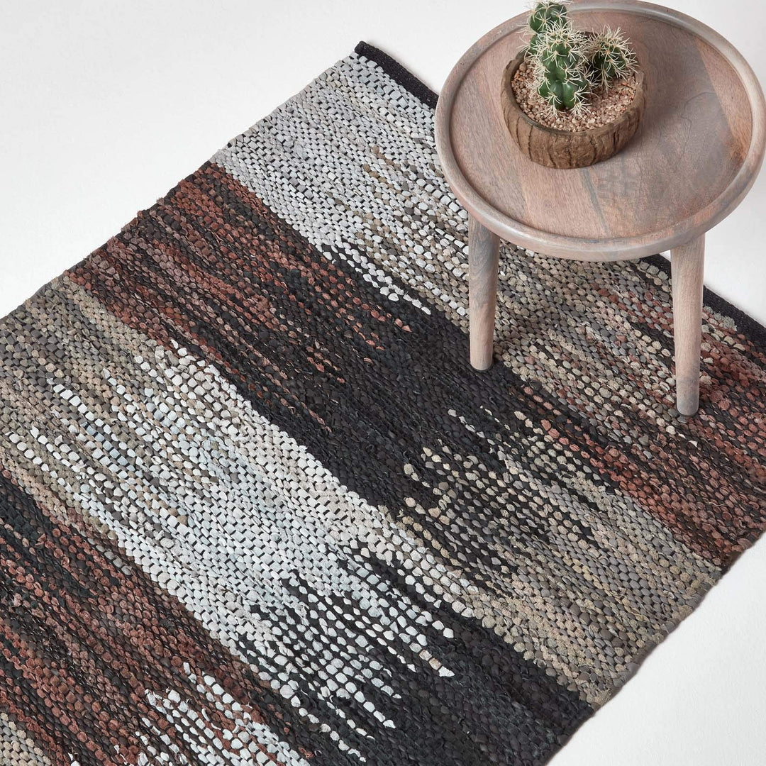 Homescapes Teppich/Bettvorleger aus 100% recyceltem Leder, Cutshuttle-Lederteppich 90 x 150 cm, schw