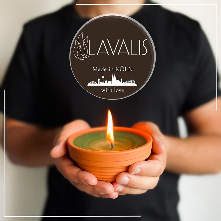 Lavalis 4x kleine Outdoor Kerzen, handbefüllte Terrakotta Kerzen aus recyceltem Wachs, 15h Brenndaue