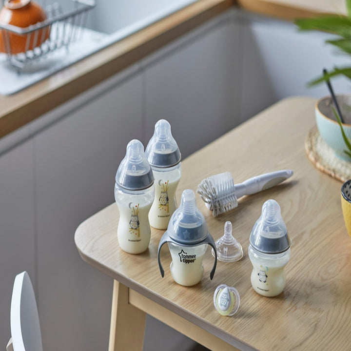 Tommee Tippee Closer to Nature Newborn Baby Bottle Starter Set, Breast-Like Teats with Anti-Colic Va