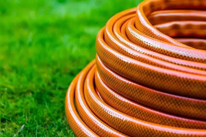 NEO TOOLS Gartenschlauch Set 20m 1/2" 4-lagig (24 bar), Metall-Schlauchständer, Spritzdüse verstellb