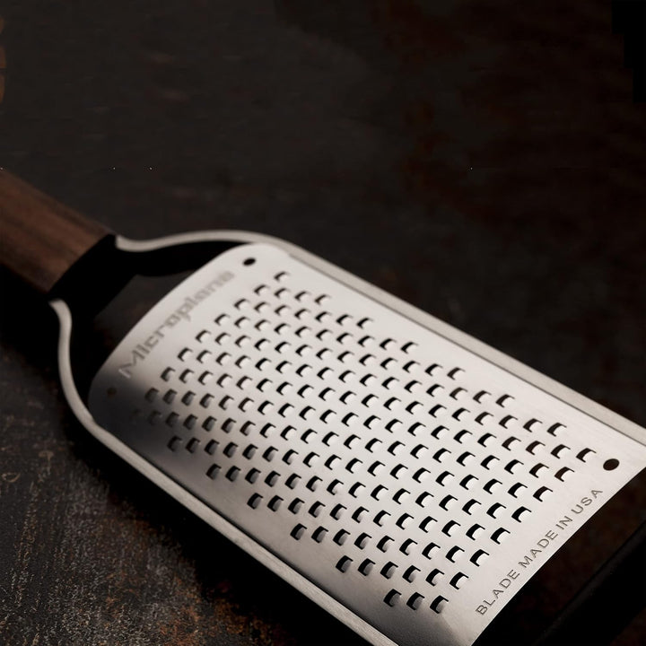 Microplane Küchenreibe Grob für Käse, Karotte, Ingwer, Schokolade & Kokosnuss aus der Master-Serie m