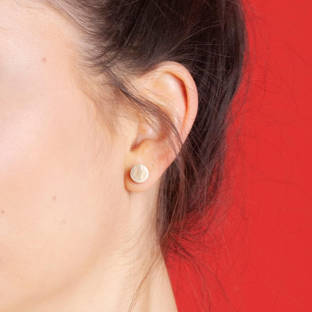 Runde Ohrstecker mit beigem Stein in Perlmuttoptik • Bunte Ohrringe für Damen • Nachhaltiger Modesch