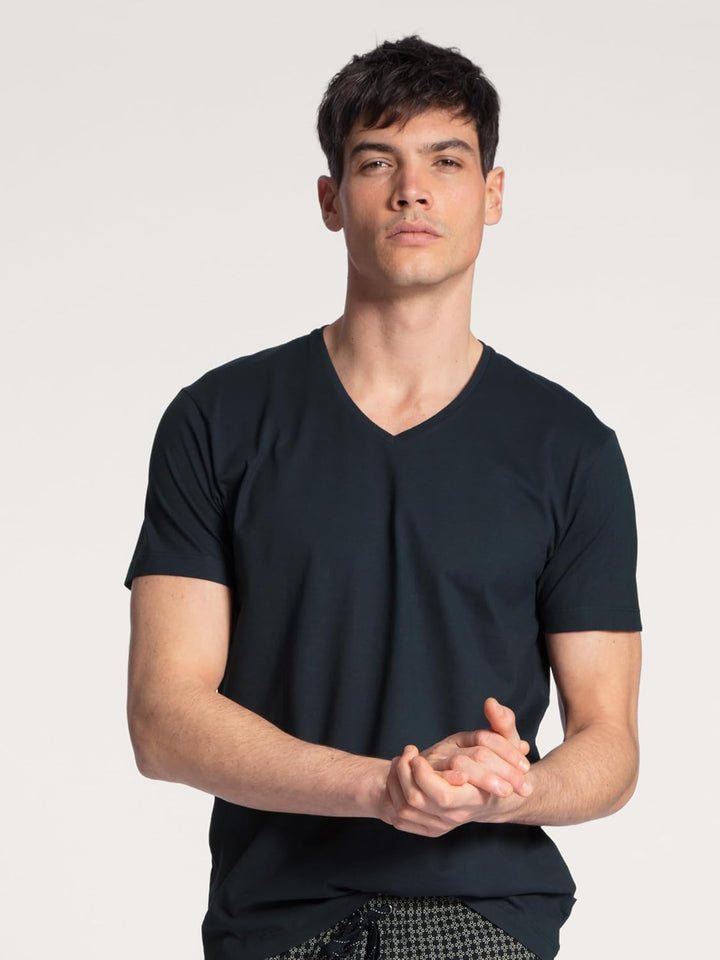 CALIDA Remix Basic Sleep T-Shirt Herren, V-Ausschnitt, aus 100% Baumwolle 50 Dark Sapphire, 50 Dark