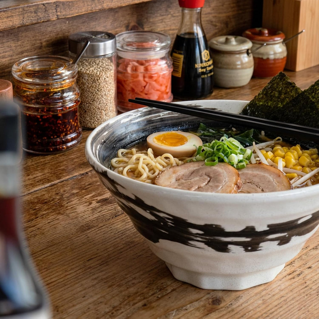 SASUGA Handgefertigte Japanische Keramikschale für Ramen &amp; Udon - Pinsel Strich Nudel-Schale aus Min