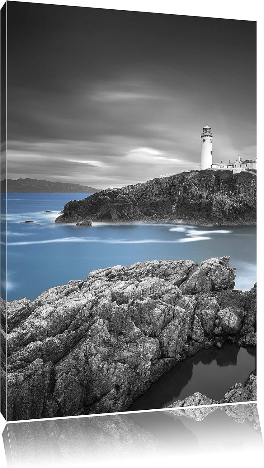 Pixxprint Leuchtturm an traumhaft blauem Meer schwarz/weiss, Format: 80x120 auf hochkantiges Leinwan