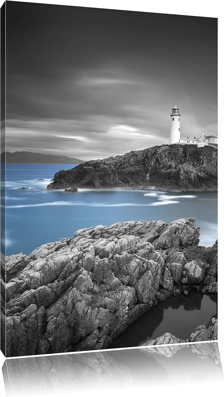 Pixxprint Leuchtturm an traumhaft blauem Meer schwarz/weiss, Format: 80x120 auf hochkantiges Leinwan