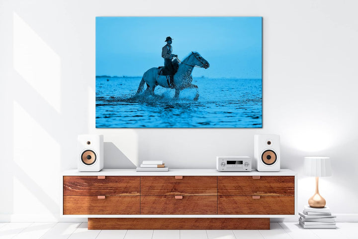 Cowboy reitet auf dem Wasser Format 80x60 Effekt: Monocrome Blau als Leinwandbild, Motiv fertig gera
