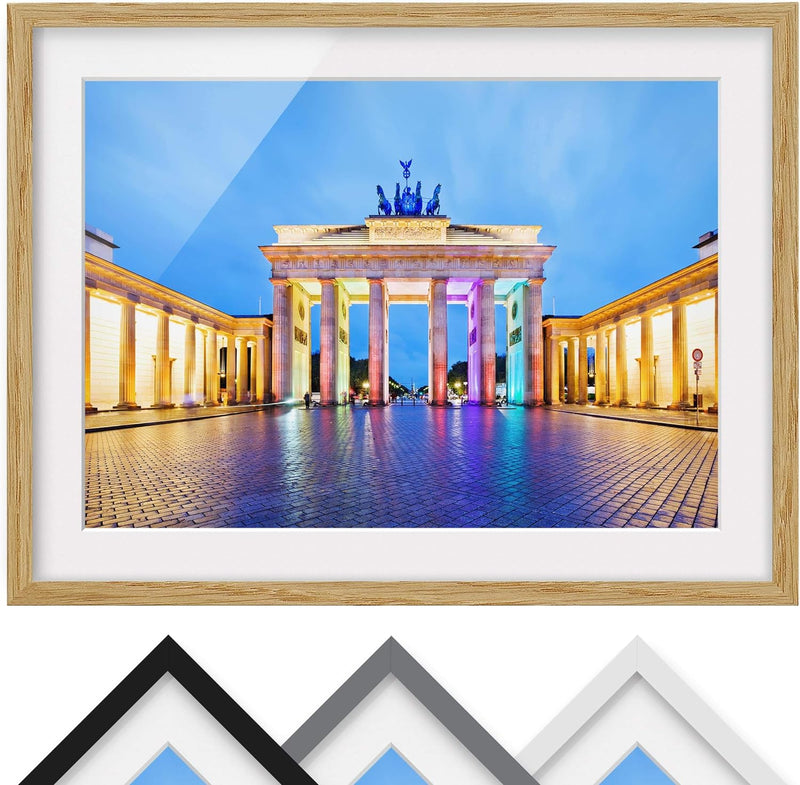 Bild mit Rahmen - Erleuchtetes Brandenburger Tor - Rahmenfarbe Eiche, 50 x 70 cm 50cm x 70cm Eiche,