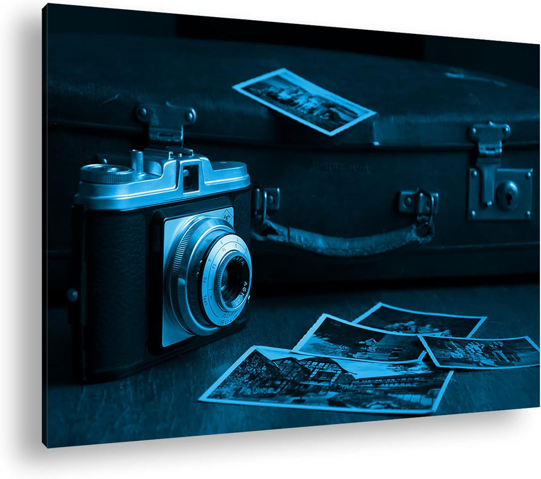 deyoli Analoge auf Fotoapparat vor altem Koffer Format 80x60 Effekt: Monocrome Blau als Leinwandbild