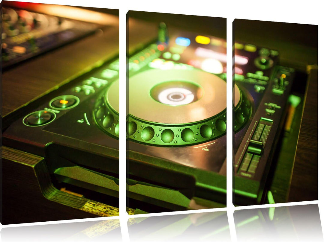 Pixxprint Grün beleuchteter DJ Pult als Leinwandbild | Grösse: 3 Teilig (120x80) | Wandbild| Kunstdr