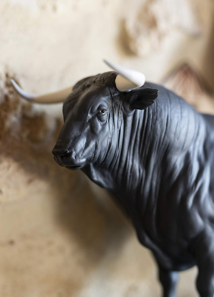 LLADRÓ Figur Kampfstier. Bull. Porzellan.