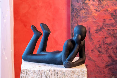 IDYL Moderne Skulptur Figur Sandsteinguss Lying Man | wetterfest |Farbe schwarz | Masse 31x14x19 cm