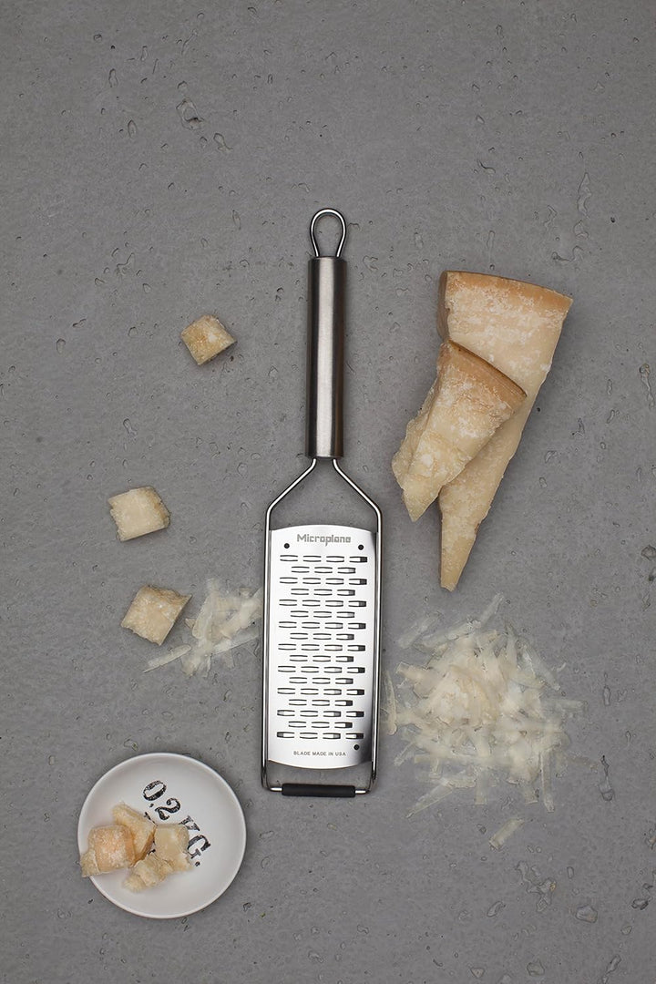 Microplane 2-Wege-Schneide Küchenreibe für Hartkäse, Apfel, Karotte, Zucchini und Schokolade mit ras