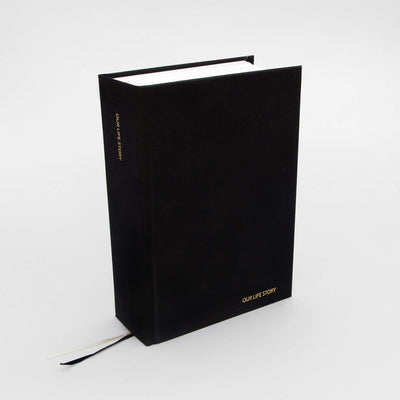 SUCK UK Unsere Lebensgeschichte – schwarz Our Life Story Black, Our Life Story Black
