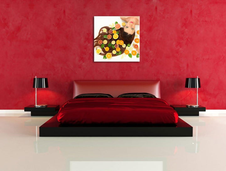 Pixxprint Hübsche Frau mit Obstscheiben als Leinwandbild Quadratisch/Grösse: 70x70 / Wandbild/Kunstd