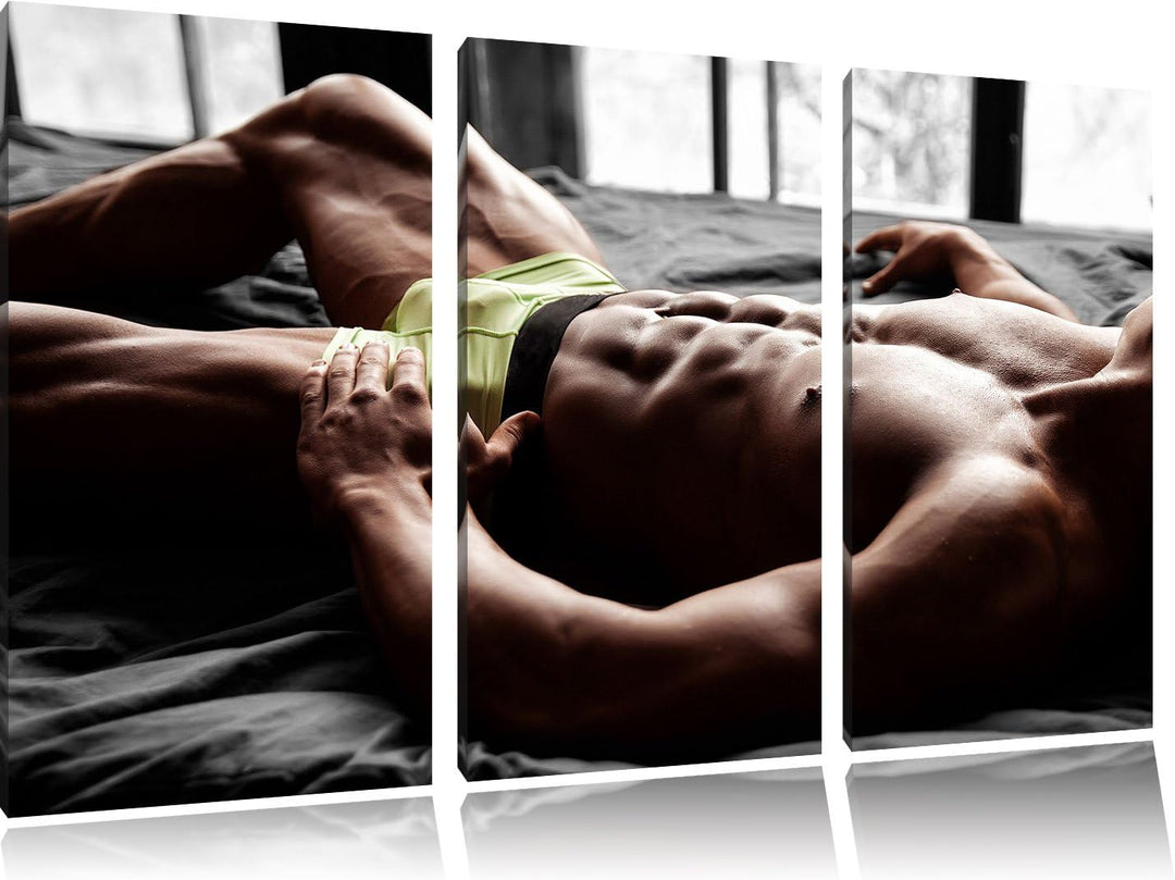 Pixxprint Muskulöser Mann im Bett B&W Detail 3-Teiler Leinwandbild 120x80 Bild auf Leinwand