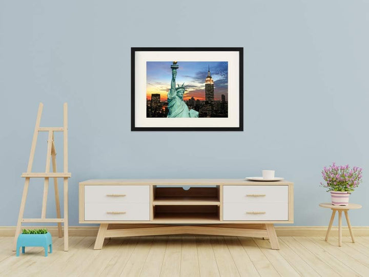 1art1 New York Poster Freiheitsstatue Und Skyline Bei Sonnenuntergang Gerahmtes Bild Mit Edlem Passe