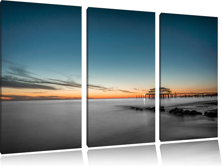 Pixxprint Timmendorfer Strand bei Sonnenuntergang Schwarz/Weiss 3-Teiler Leinwandbild 120x80 Bild au