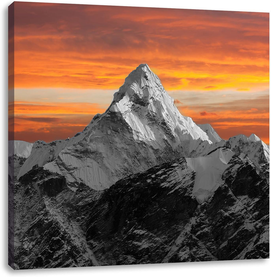 Pixxprint Hoher schneebedeckter Berg bei Sonnenuntergang schwarz/weiss, Format: 70x70 auf Leinwand,