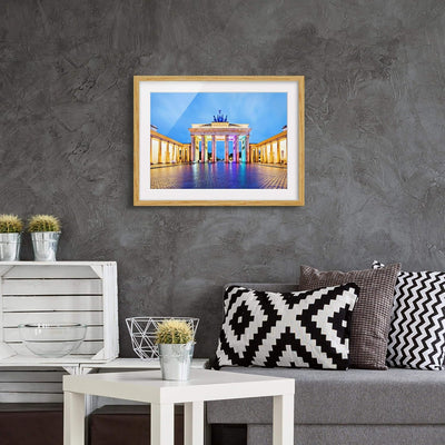 Bild mit Rahmen - Erleuchtetes Brandenburger Tor - Rahmenfarbe Eiche, 50 x 70 cm 50cm x 70cm Eiche,