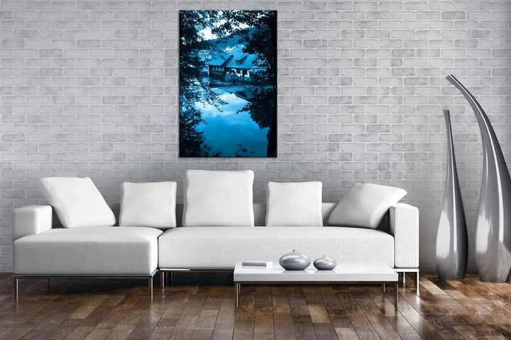 deyoli bezauberndes Dorf im Wald Format 80x60 Effekt: Monocrome Blau als Leinwandbild, Motiv fertig