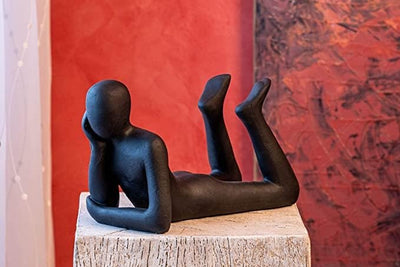 IDYL Moderne Skulptur Figur Sandsteinguss Lying Man | wetterfest |Farbe schwarz | Masse 31x14x19 cm
