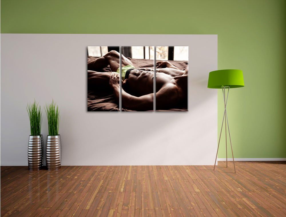 Pixxprint Muskulöser Mann im Bett als Leinwandbild | Grösse: 3 Teilig (120x80) | Wandbild| Kunstdruc