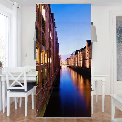 Bilderwelten Raumteiler Hamburg Speicherstadt 250x120cm inkl. transparenter Halterung, inkl. transpa