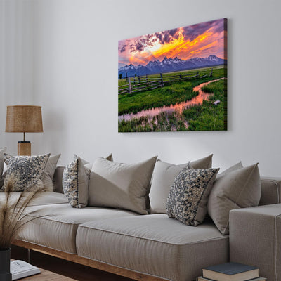 PICANOVA – Leinwandbild 100x75cm Felder und Berge Sonnenuntergang – Leinwanddruck – Wandbild Kunstdr