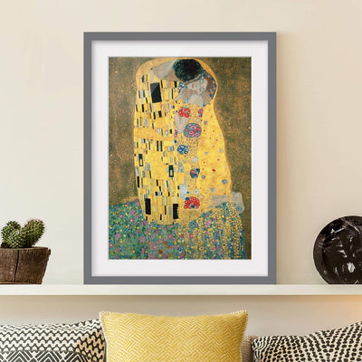 Bild mit Rahmen - Gustav Klimt - Der Kuss - Rahmenfarbe Grau, 55 x 40 cm 55cm x 40cm Grau, 55cm x 40