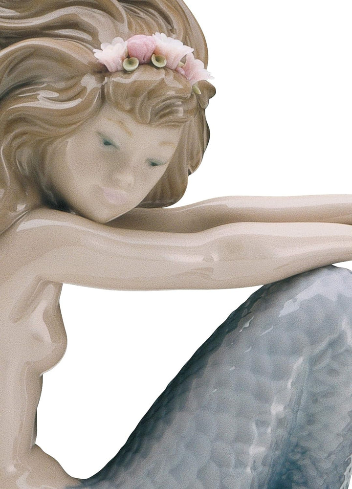 LLADRÓ Figur Kleine Meerjungfrau. Die Arme Auf Den Kn. Meerjungfrau. Porzellan.