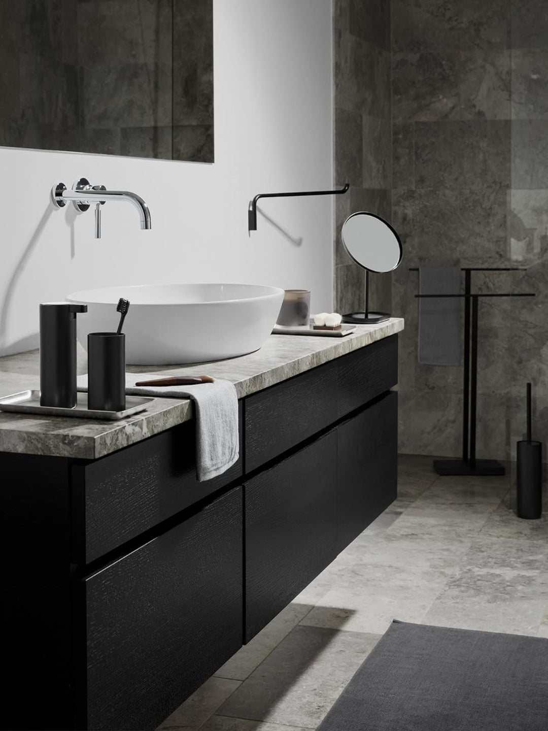 blomus -MENOTO- Stand WC-Garnitur aus mattiertem Edelstahl, freistehender Toilettenbutler (63,5 x 15
