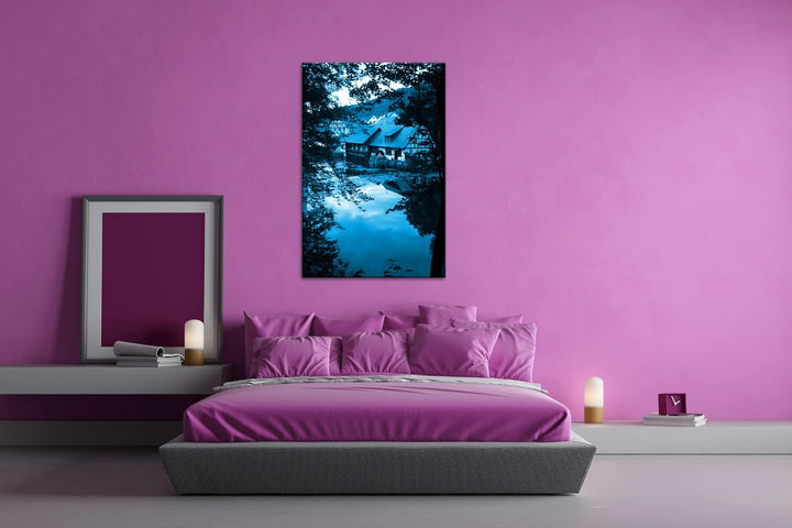 deyoli bezauberndes Dorf im Wald Format 80x60 Effekt: Monocrome Blau als Leinwandbild, Motiv fertig