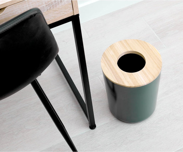 iDesign Kosmetikeimer, kleiner Mülleimer aus Metall und Holz für Waschtisch, Schreibtisch, Esstisch