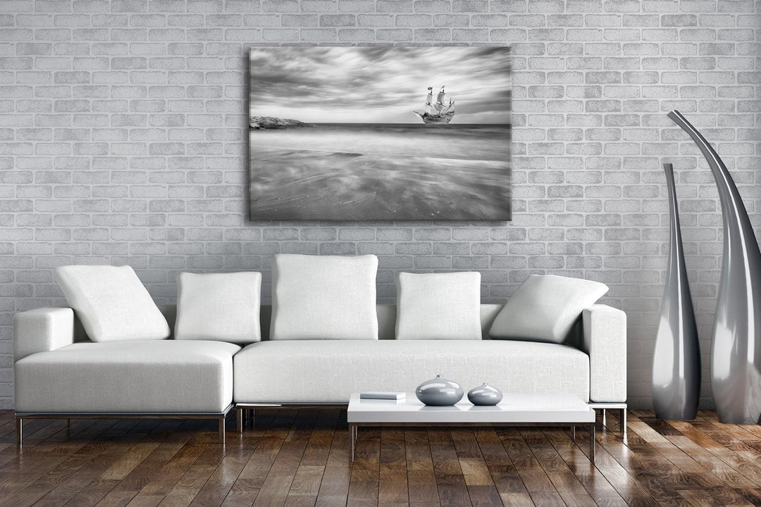 Segelschiff im blauen Meer an der Küste Format: 80x60 Effekt: Schwarz/Weiss als Leinwandbild, Motiv