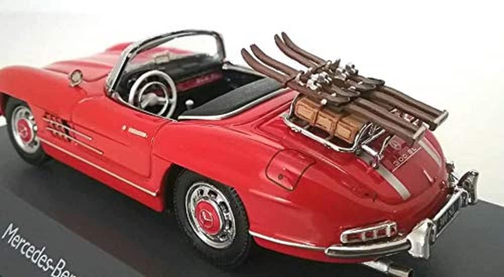 Schuco Mercedes Benz 300SL, Skiurlaub mit Koffer und Ski, Modellauto, 1:43, rot, limitierte Auflage