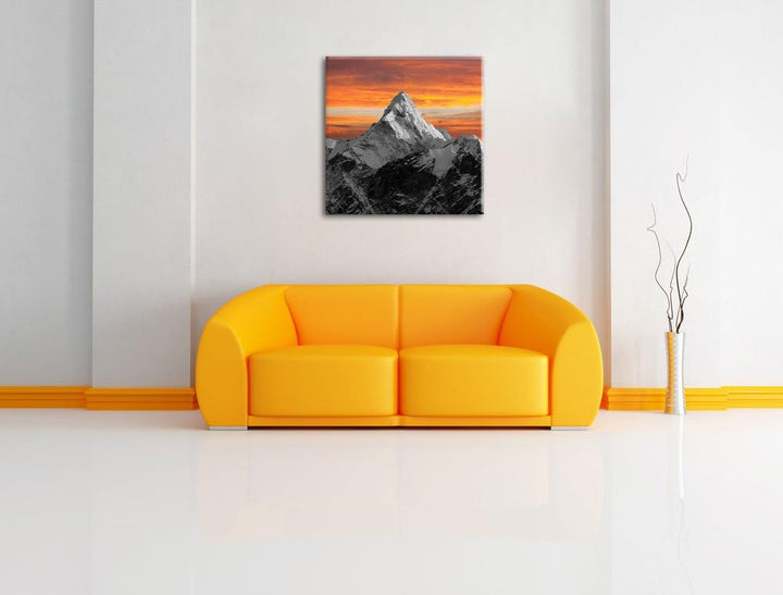 Pixxprint Hoher schneebedeckter Berg bei Sonnenuntergang schwarz/weiss, Format: 70x70 auf Leinwand,