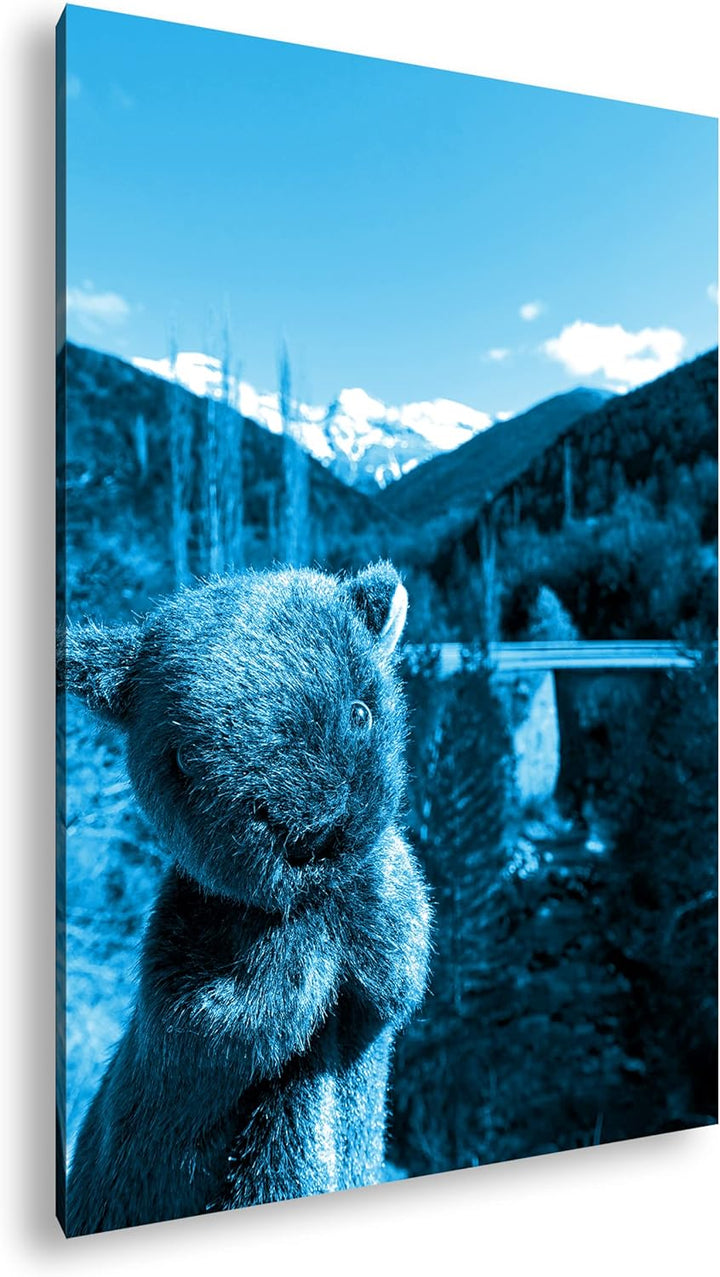deyoli niedlicher Wombat mit traumhafter Landschaft Format 100x70 Effekt: Monocrome Blau als Leinwan