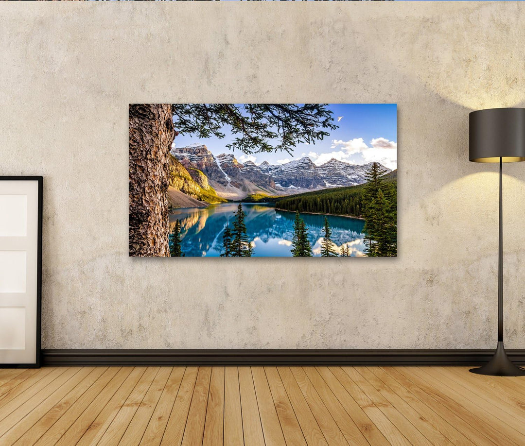 islandburner Bild auf Leinwand Landschaftsansicht des Morain Sees und des Gebirgszugs mit Baum im Vo