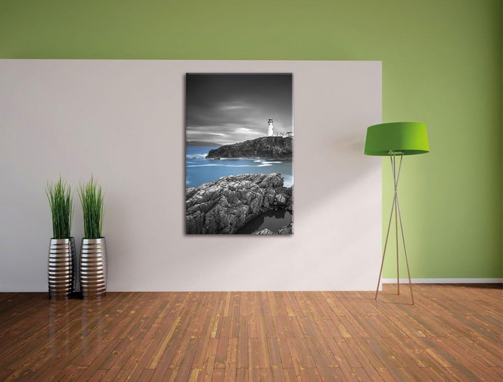 Pixxprint Leuchtturm an traumhaft blauem Meer schwarz/weiss, Format: 80x120 auf hochkantiges Leinwan