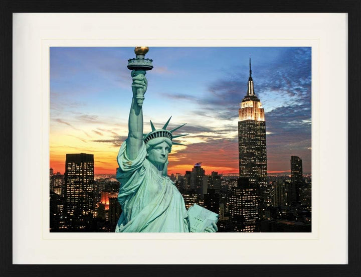 1art1 New York Poster Freiheitsstatue Und Skyline Bei Sonnenuntergang Gerahmtes Bild Mit Edlem Passe