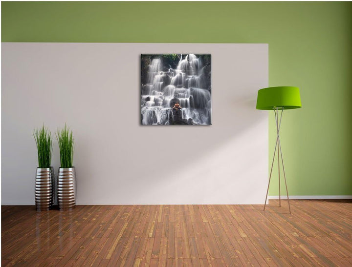 Pixxprint Ruhe und Yoga am Wasserfall Kanto Lampo in Bali, Format: 70x70 auf Leinwand, 70x70